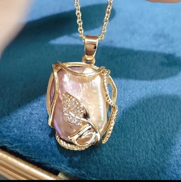 Three Pieces Natural Baroque Freshwater Pearl Set in a Stainless Steel Chain. - Picture 2 of 5